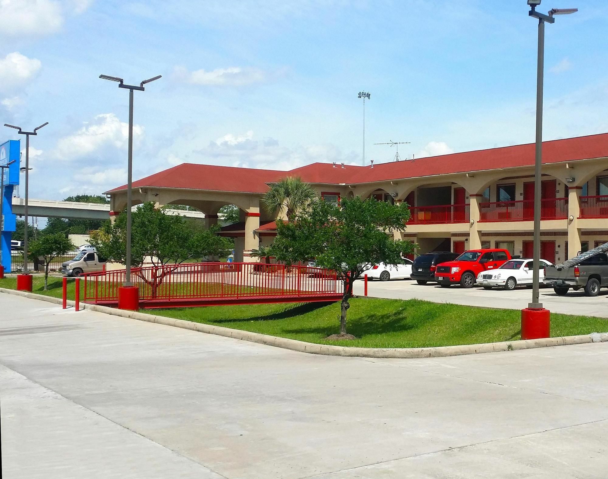 Americas Best Value Inn & Suites Northeast Houston Exterior photo
